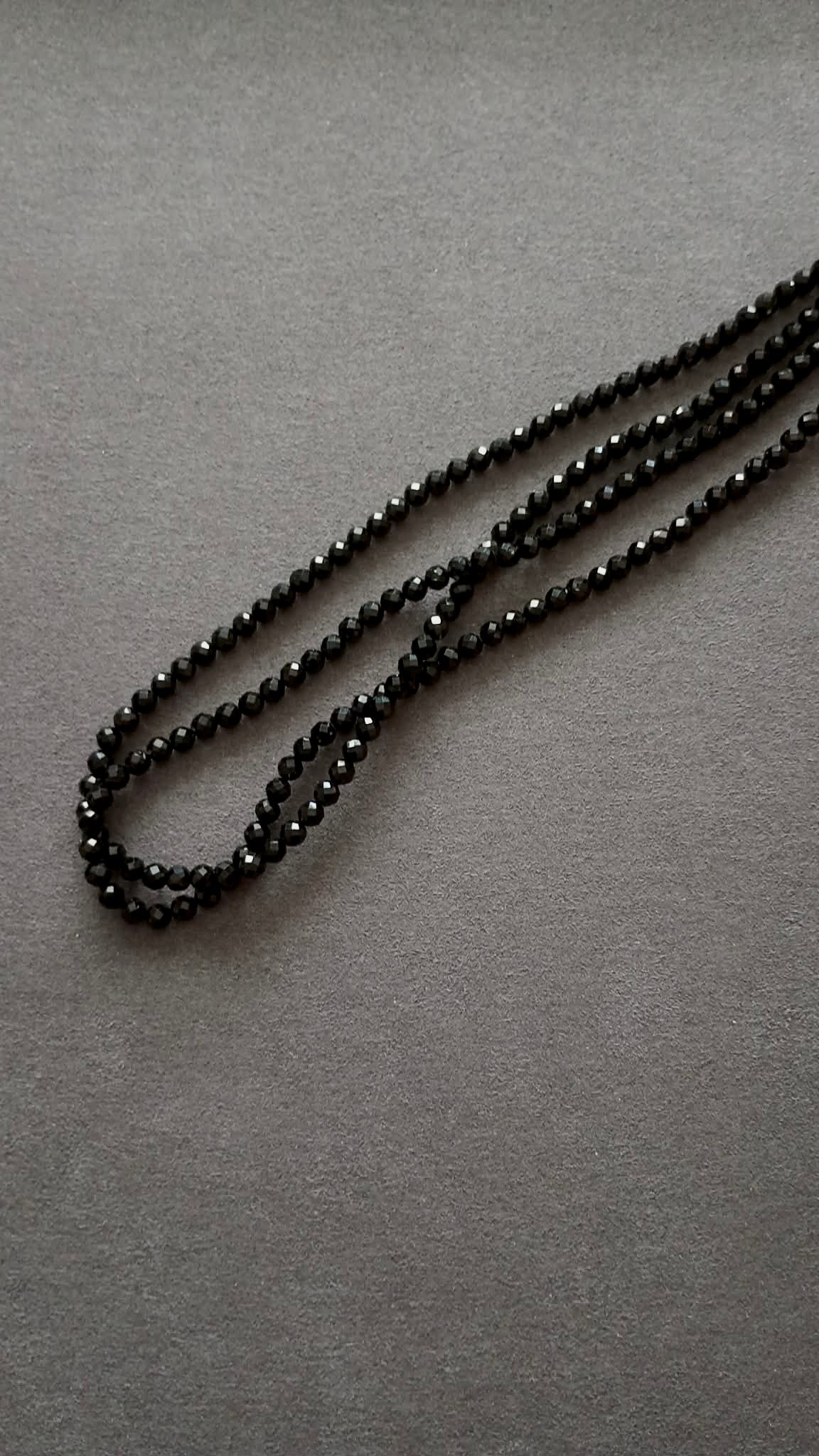 INNER-LED BLACK SPINEL NECKLACE